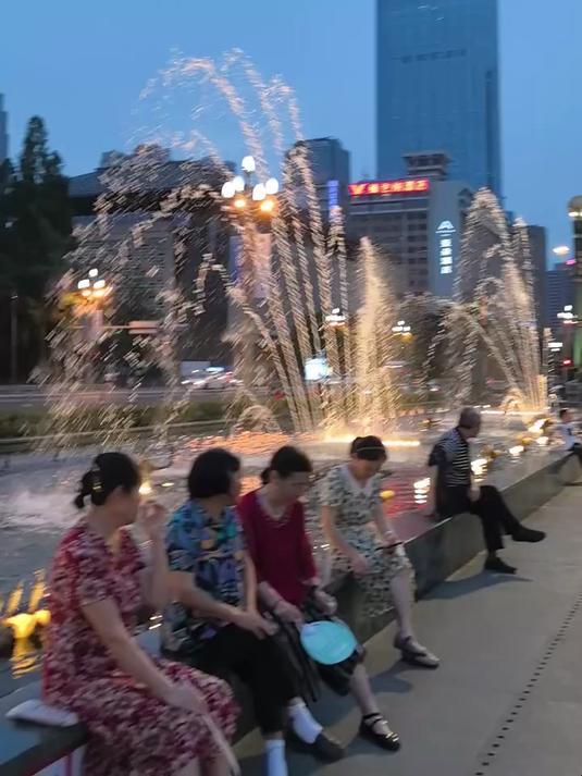 天府广场夜景好美,还有小喷泉,吹吹风很舒服