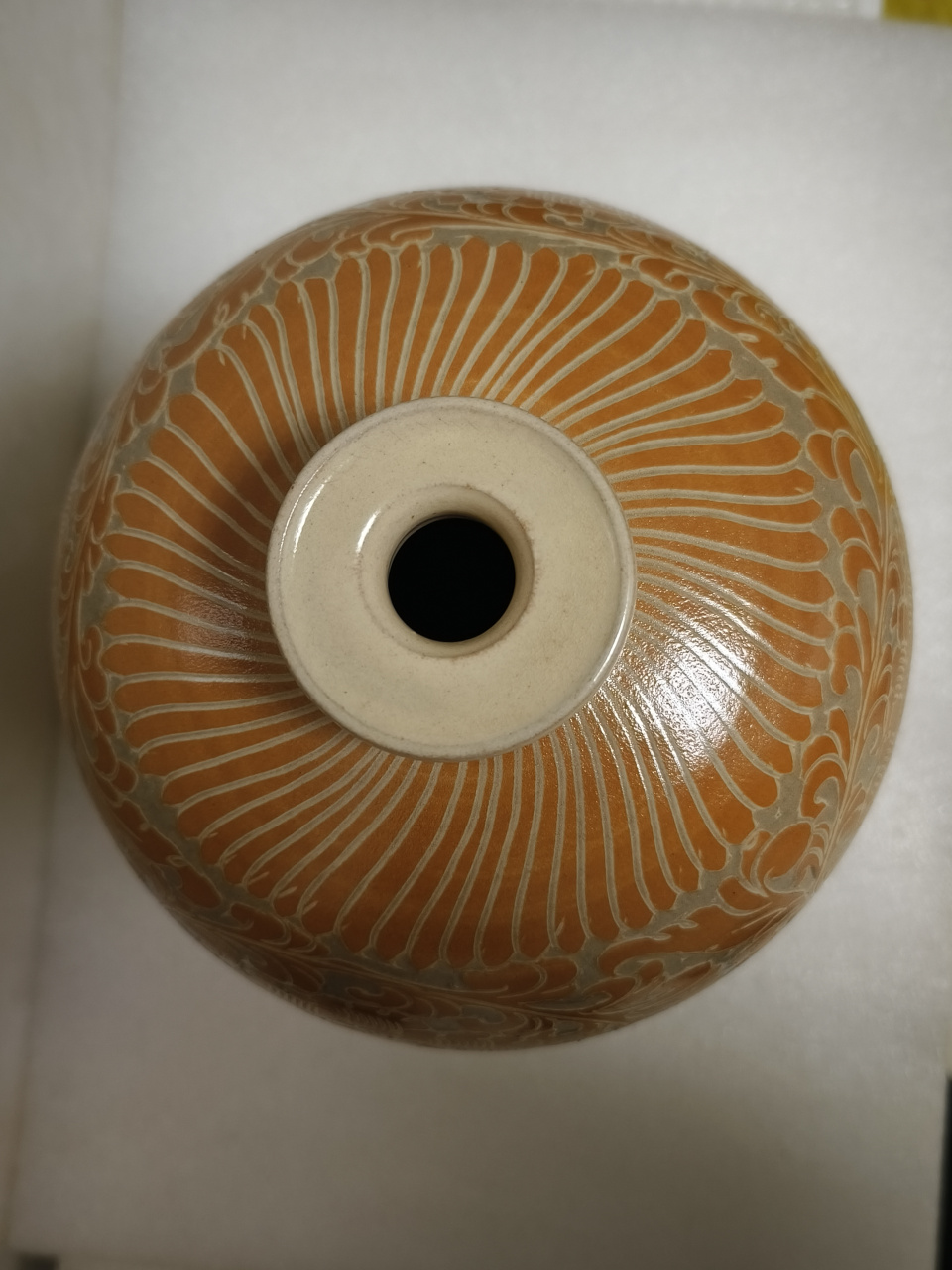 当阳峪缠枝牡丹梅瓶,是宋代瓷器中的一件精美之作,也是中国陶瓷史上的