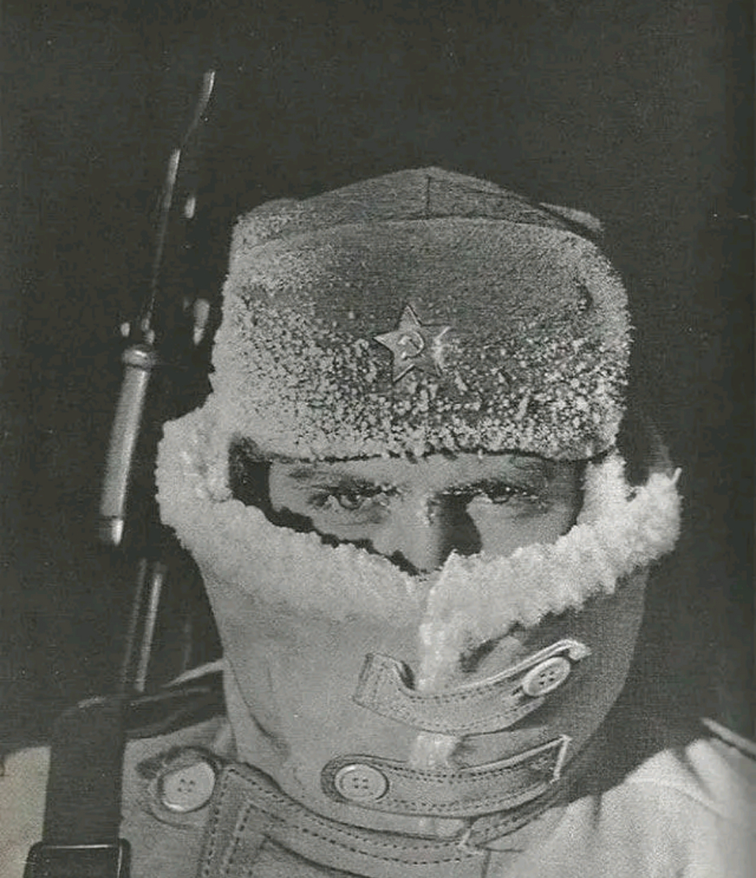 苏联边防军在冬天站岗 ​对于极寒地区的苏联军人来说,冬天室外站岗