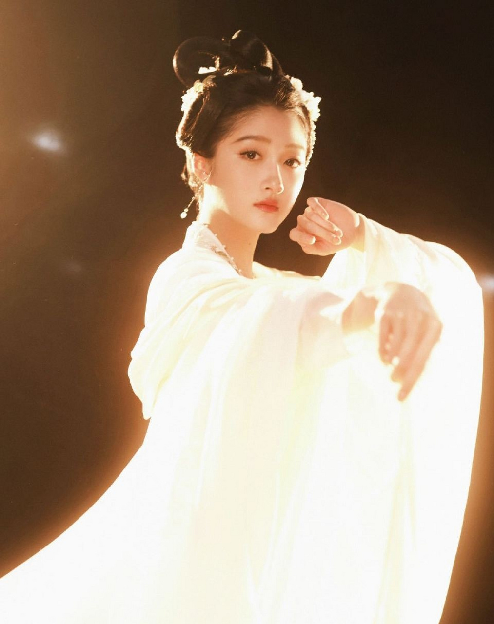 关晓彤身穿古装,手拿刺绣团扇,盘发尽显古典韵味,好一个清冷高贵的