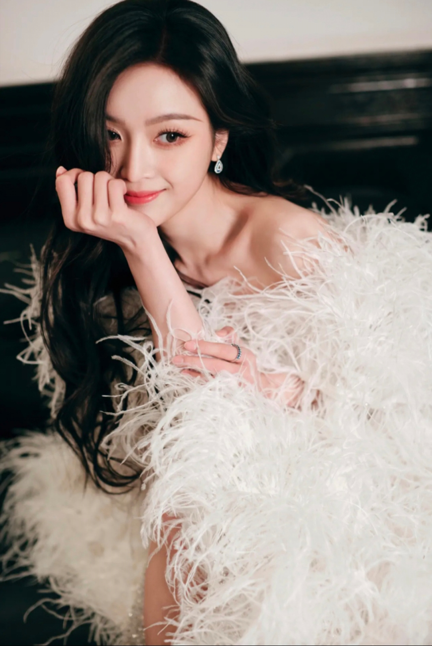 吴宣仪一袭抹胸银钻侧开叉羽毛裙出席搜狐时尚盛典,好像高贵的白天鹅