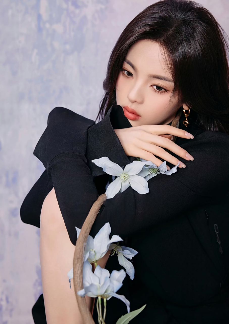 杨超越成熟起来超有女人味,穿黑色连衣裙配腰带,尽显成熟女性的知性与