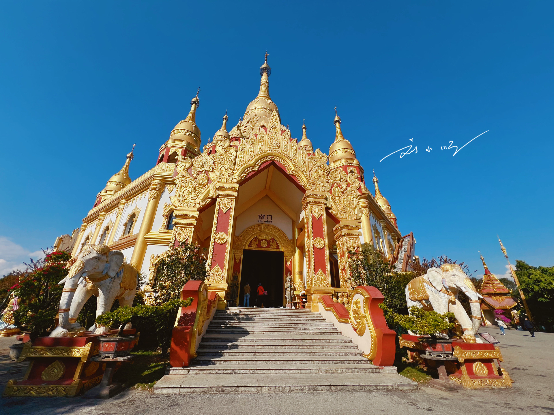 云南省有一座"中国第一金佛塔",就在芒市,好多游客都来打卡