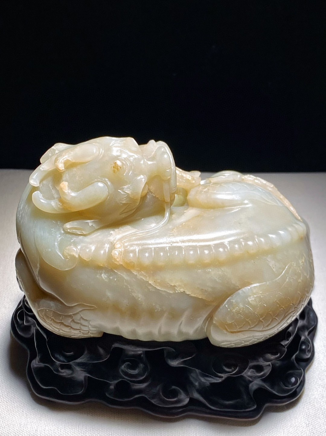 清乾隆 和田玉籽料 白玉受沁 麒麟负书 摆件