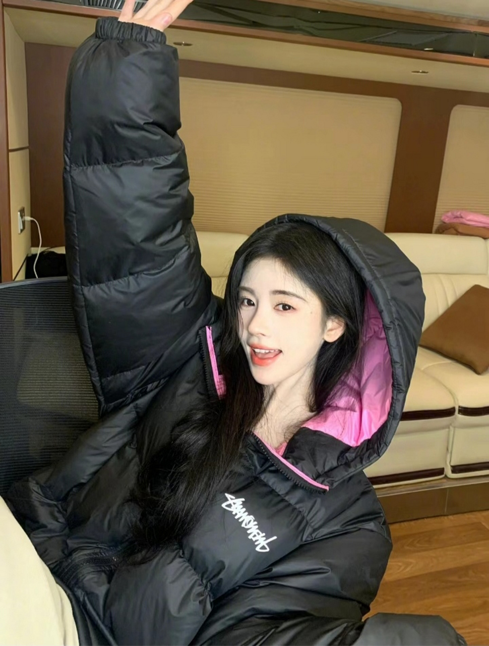 百度秋冬打卡挑战赛# 鞠婧祎的黑粉撞色羽绒服厚实保暖,内衬粉色给