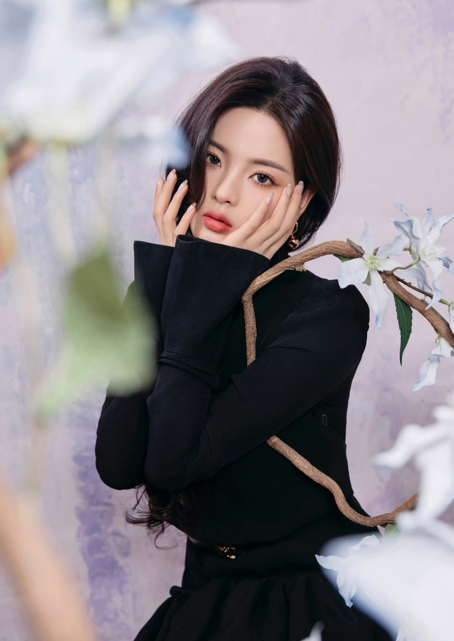 杨超越成熟起来超有女人味,穿黑色连衣裙配腰带,尽显成熟女性的知性与