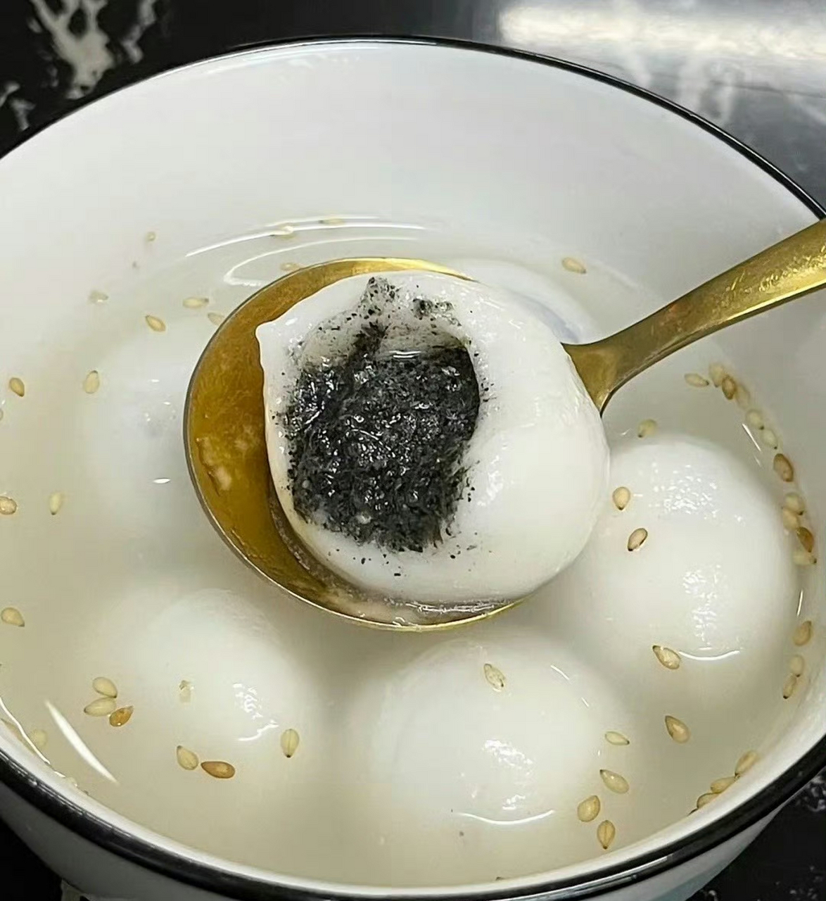 "  冬至杭州吃年糕,喻意年年高;腊梅今冬悄然开,春天已不远.