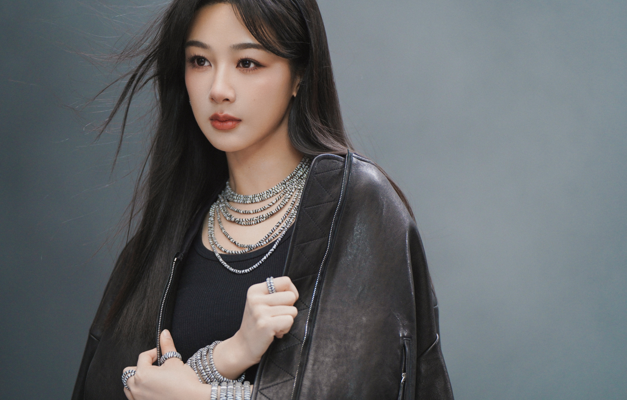 杨紫的时尚感越来越强了,黑色皮衣配长直发,气质清冷,又美又飒!