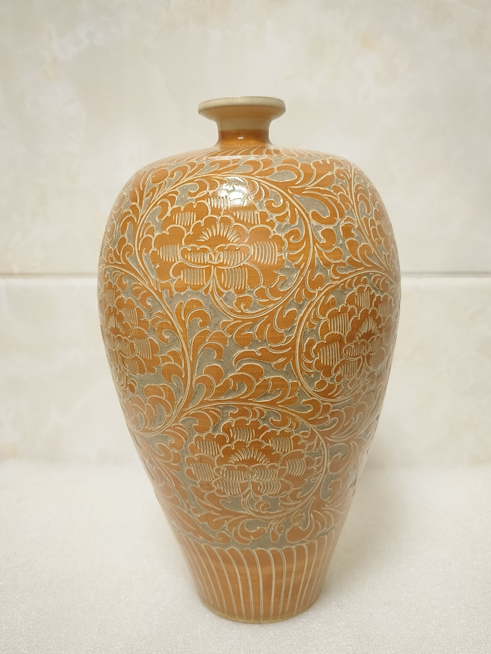 当阳峪缠枝牡丹梅瓶,是宋代瓷器中的一件精美之作,也是中国陶瓷史上的