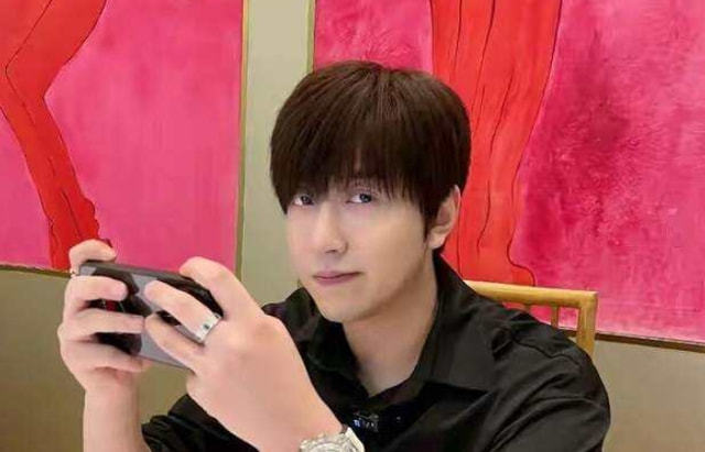 豪横,网红白冰捐5000件羽绒服,一件2900元,另加一车卫生巾