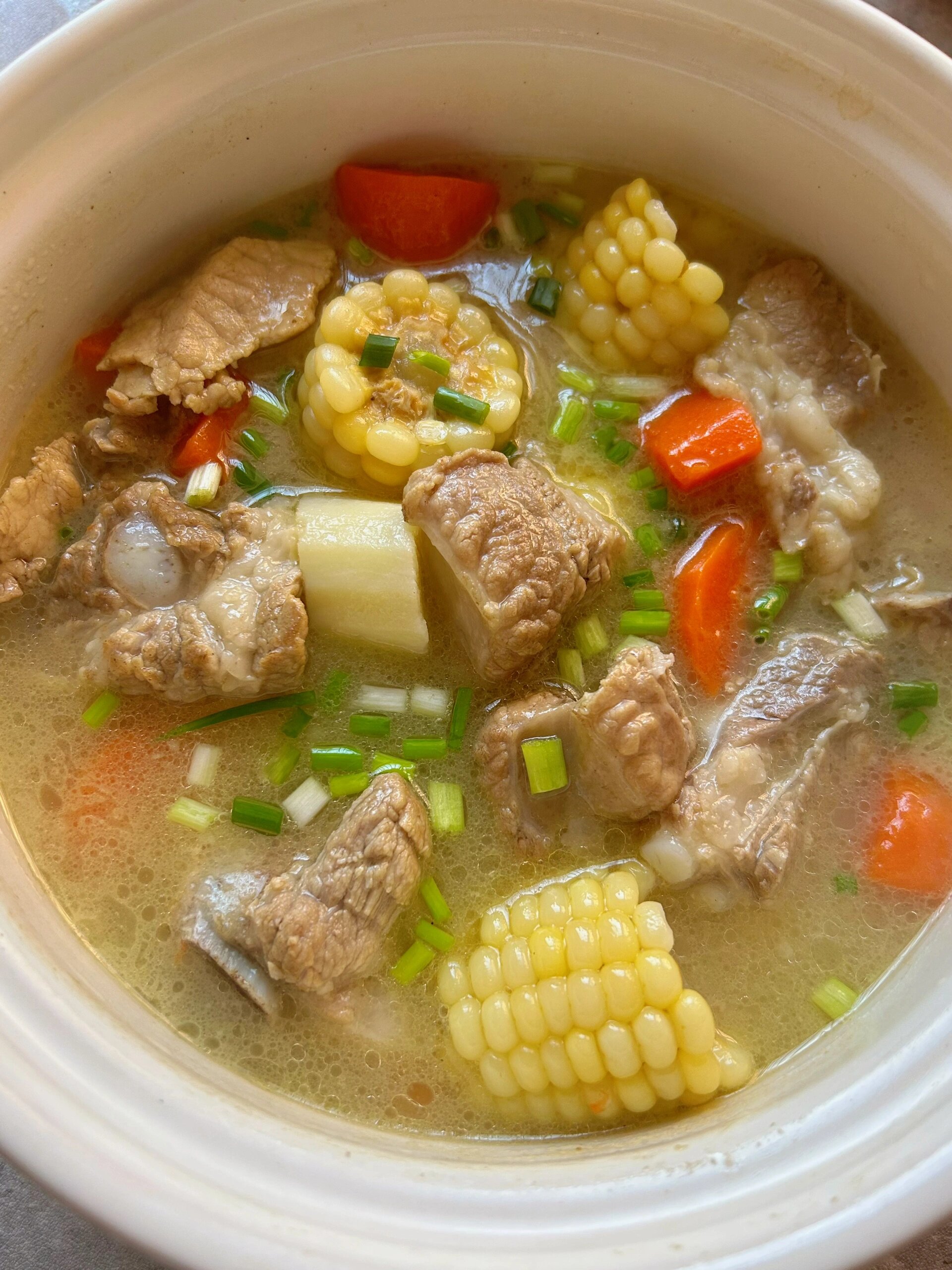 秋冬季节喝上一口不要太鲜美, 食材:排骨,山药,胡萝卜,玉米,生姜 做法