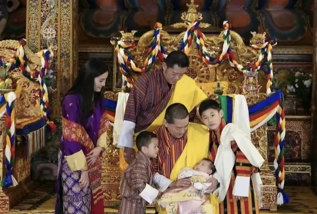 不丹国王宠爱小公主无微不至 皇长子都要嫉妒了