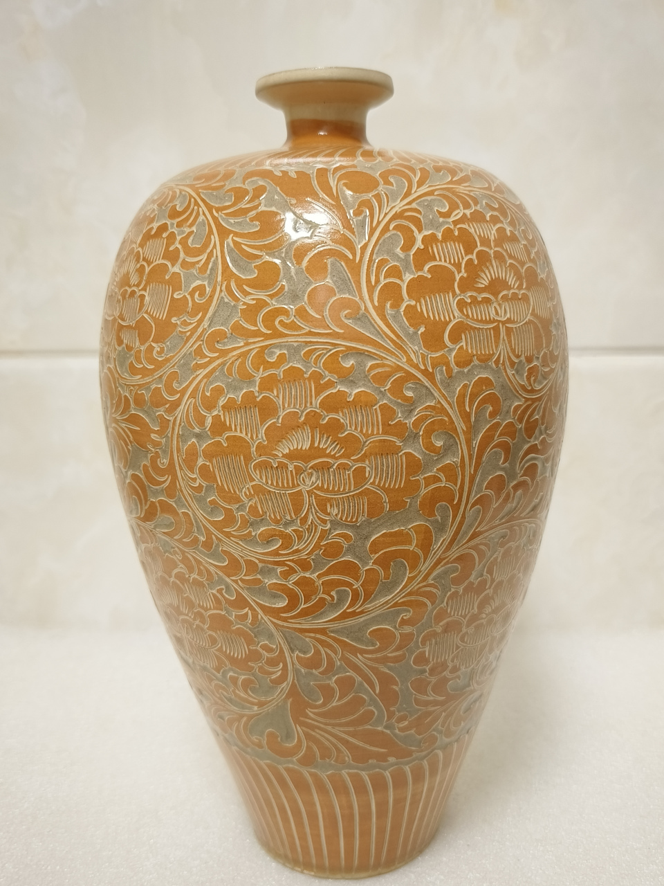 当阳峪缠枝牡丹梅瓶,是宋代瓷器中的一件精美之作,也是中国陶瓷史上的