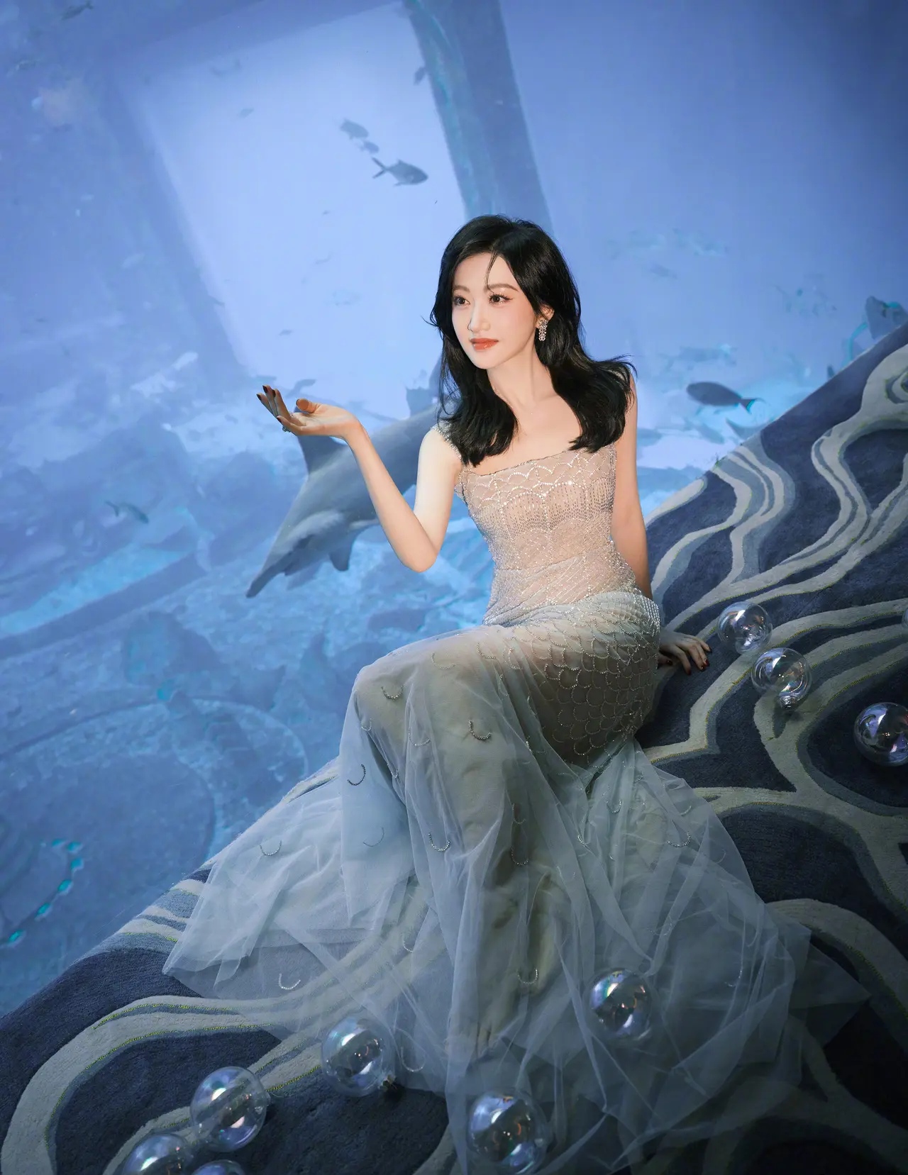 景甜亮相第五届海南岛国际电影节,鱼尾裙造型惊艳全场