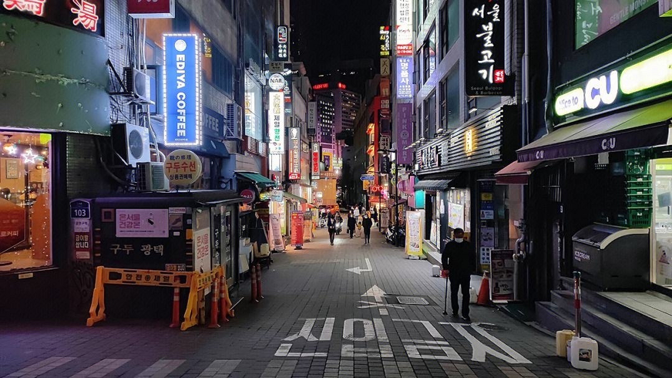 首尔是韩国首都,大约605平方公里的面积,超过940万人口,占韩国5100
