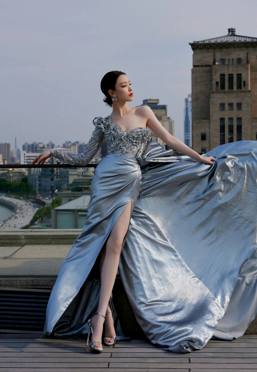 精致的容颜,白皙的皮肤,非常的漂亮迷人.#倪妮