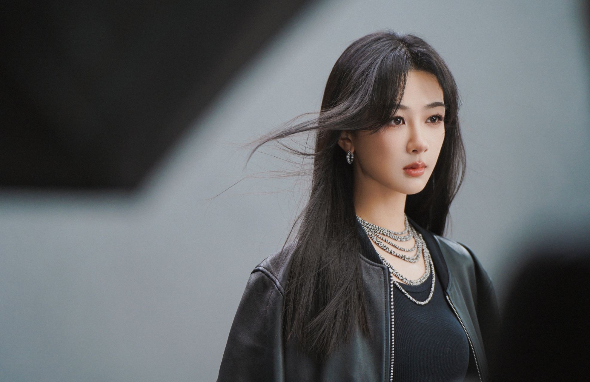 杨紫的时尚感越来越强了,黑色皮衣配长直发,气质清冷,又美又飒!