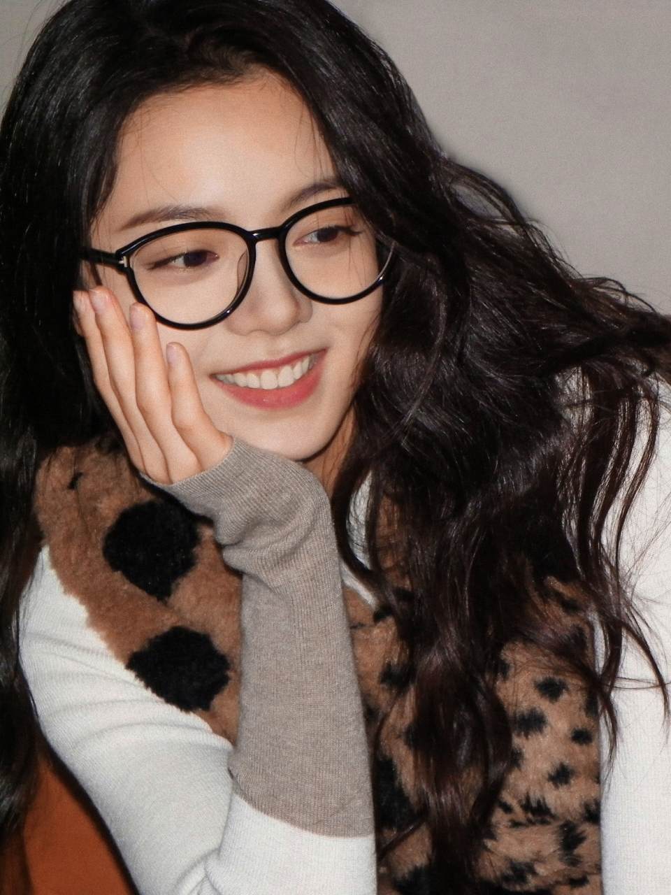 99 赵今麦身着一件简约而不失时尚感的白色连衣裙,裙摆的褶皱设计