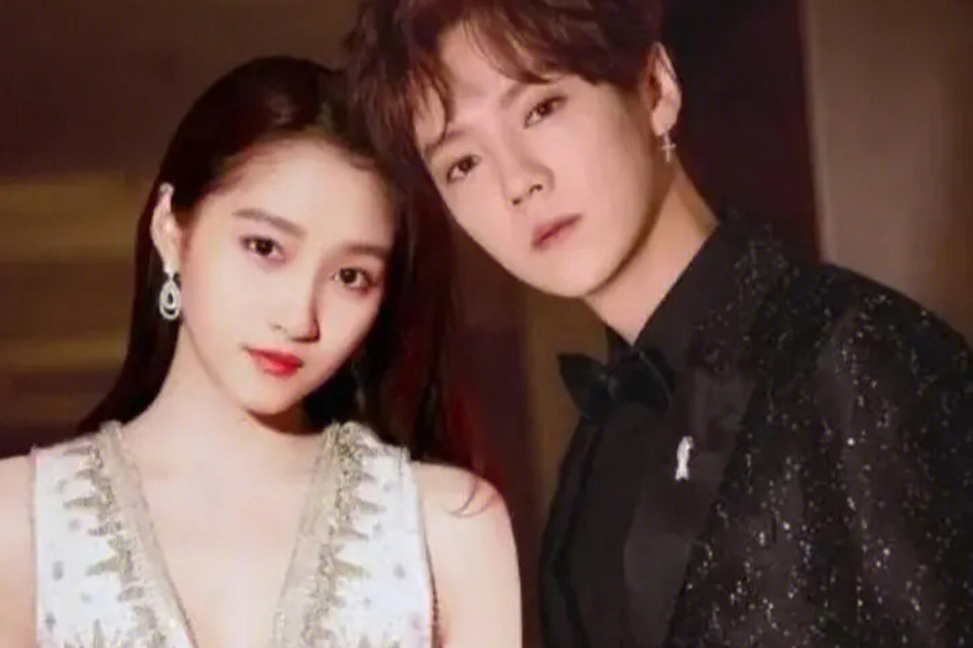 鹿晗和关晓彤的恋情一直备受关注,最近有传闻称两人已经领证结婚,但被