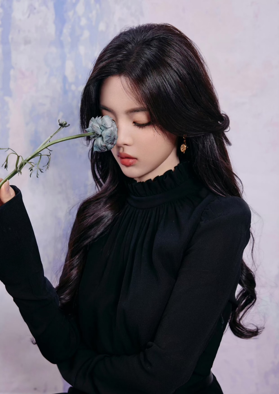 杨超越成熟起来超有女人味,穿黑色连衣裙配腰带,尽显成熟女性的知性与