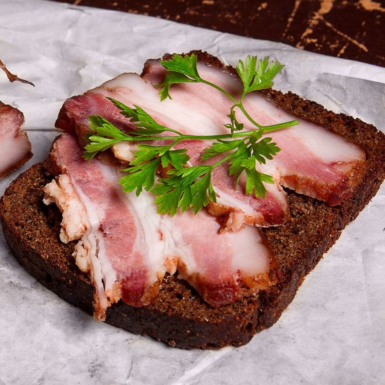 在俄罗斯,人们将萨拉肉视为心灵美味,并经常将其保存在冰箱中,待需要