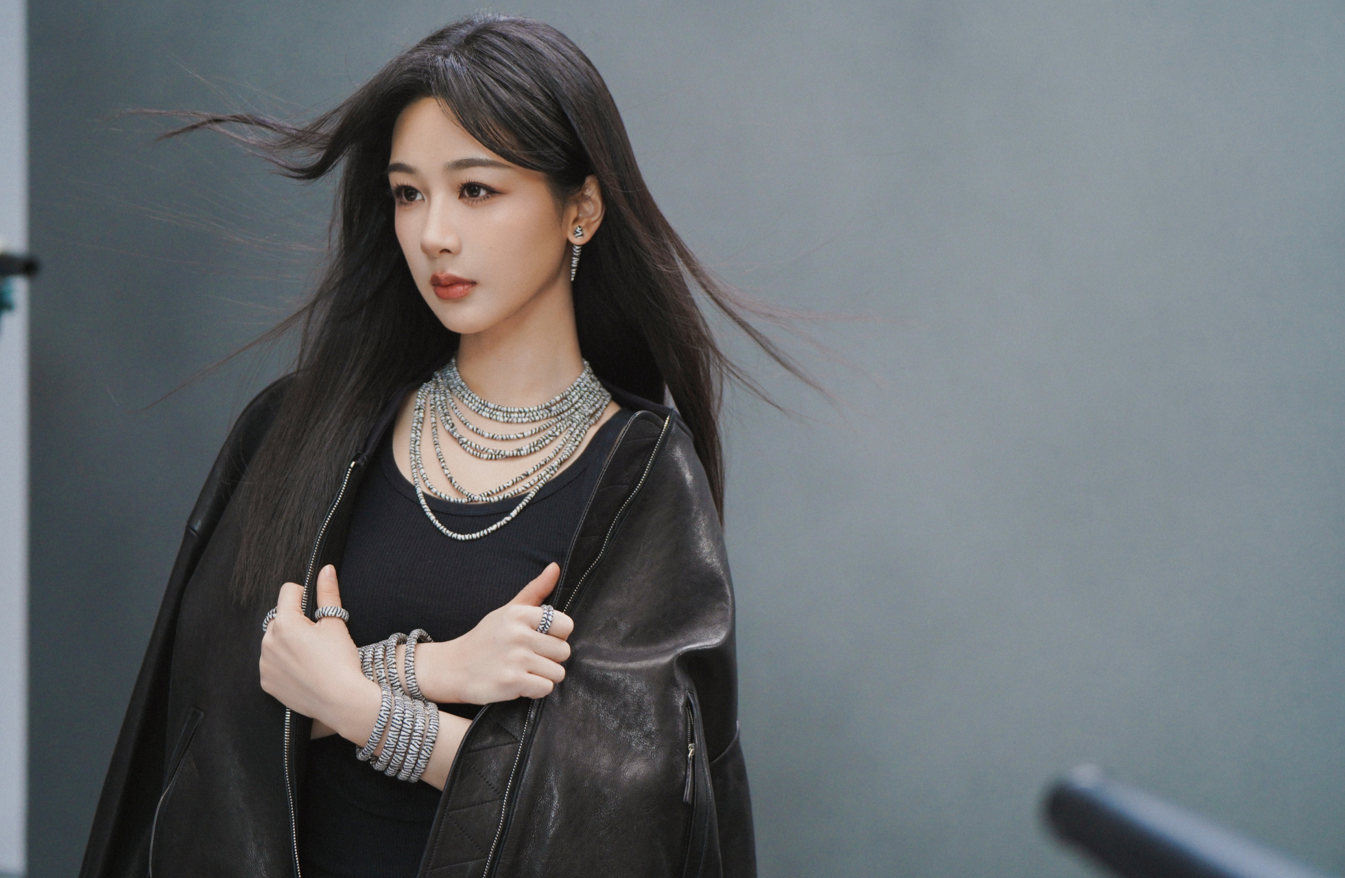 杨紫的时尚感越来越强了,黑色皮衣配长直发,气质清冷,又美又飒!