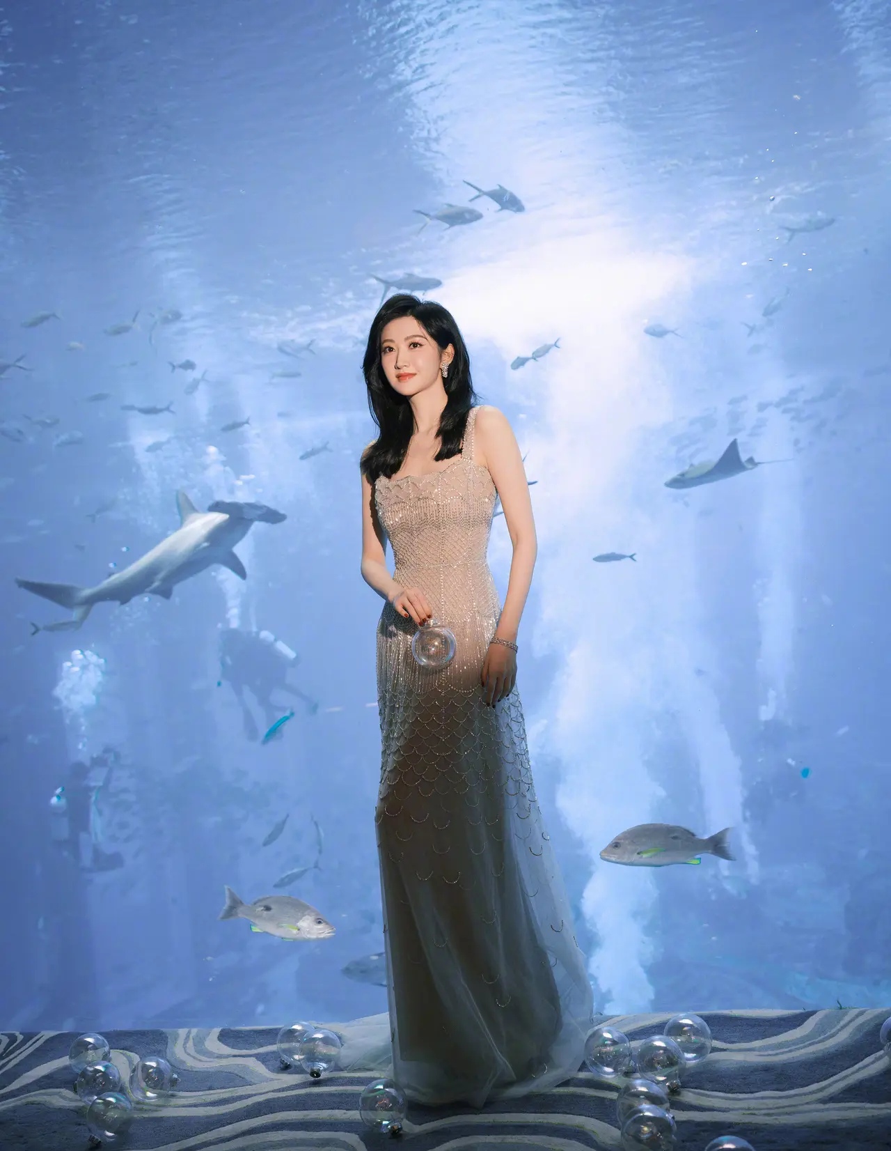 景甜亮相第五届海南岛国际电影节,鱼尾裙造型惊艳全场