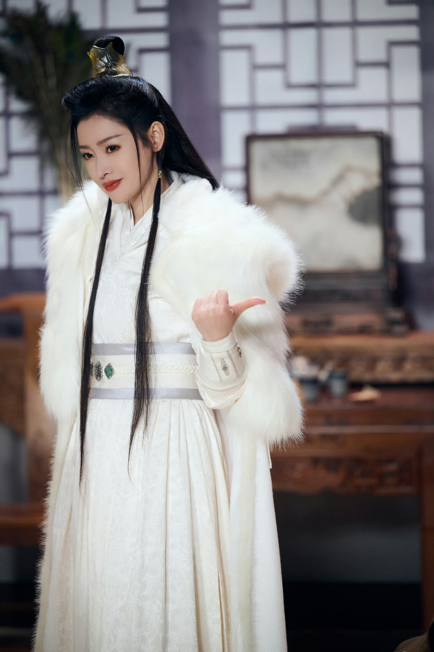 张天爱# #百度秋冬打卡挑战赛# 张天爱cos赵敏,真的是又美又飒,让人