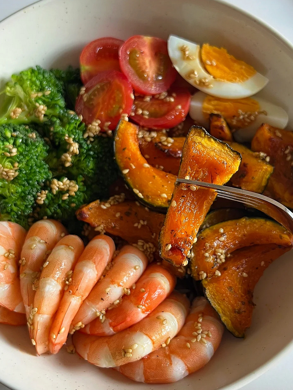 南瓜虾仁蔬菜沙拉:口感丰富的健康盛宴  准备材料:新鲜的贝贝南瓜,虾