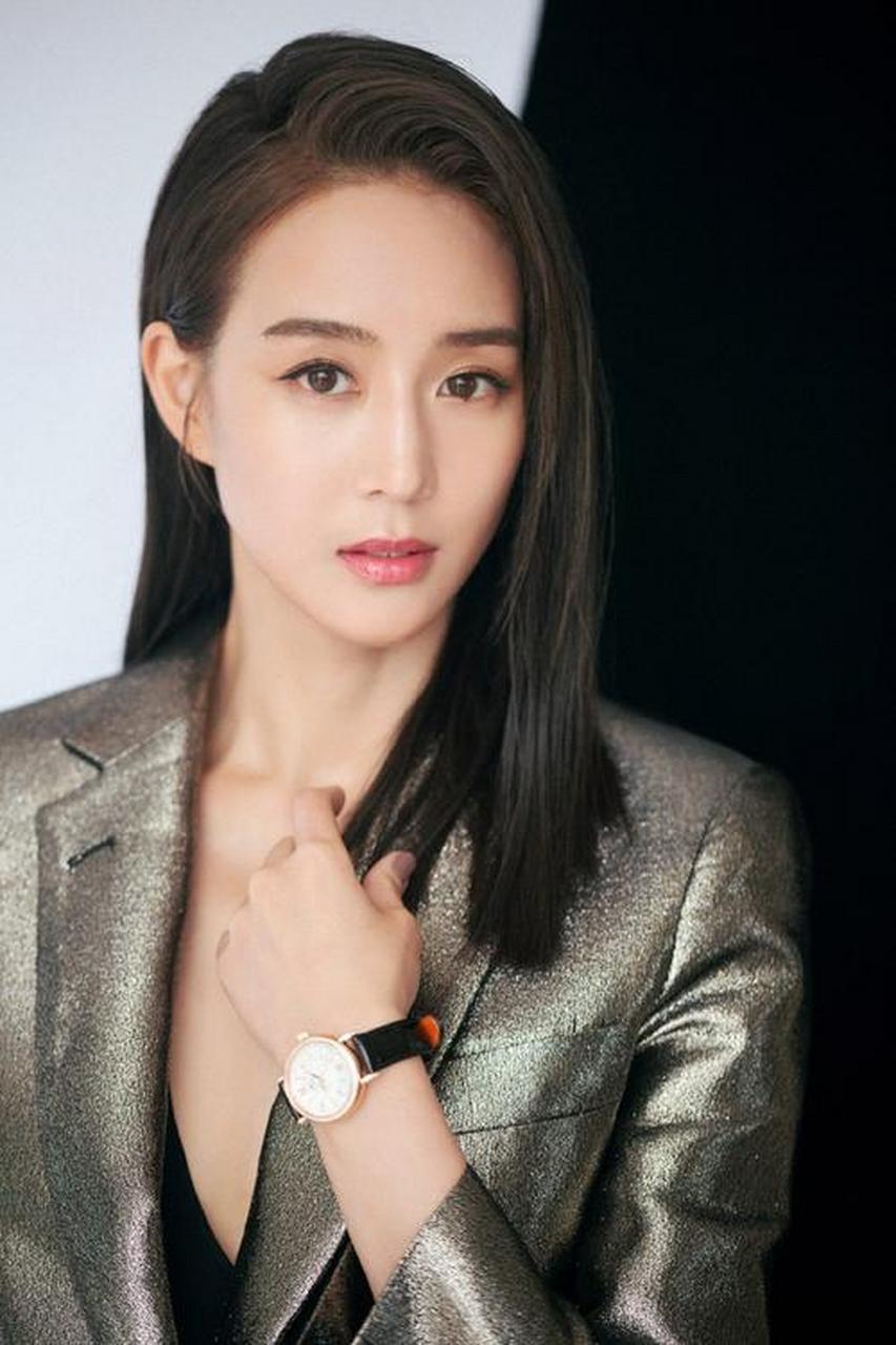 张钧蜜是一位优秀的演员,导演和主持人,她凭借独特的吸引力和卓越的
