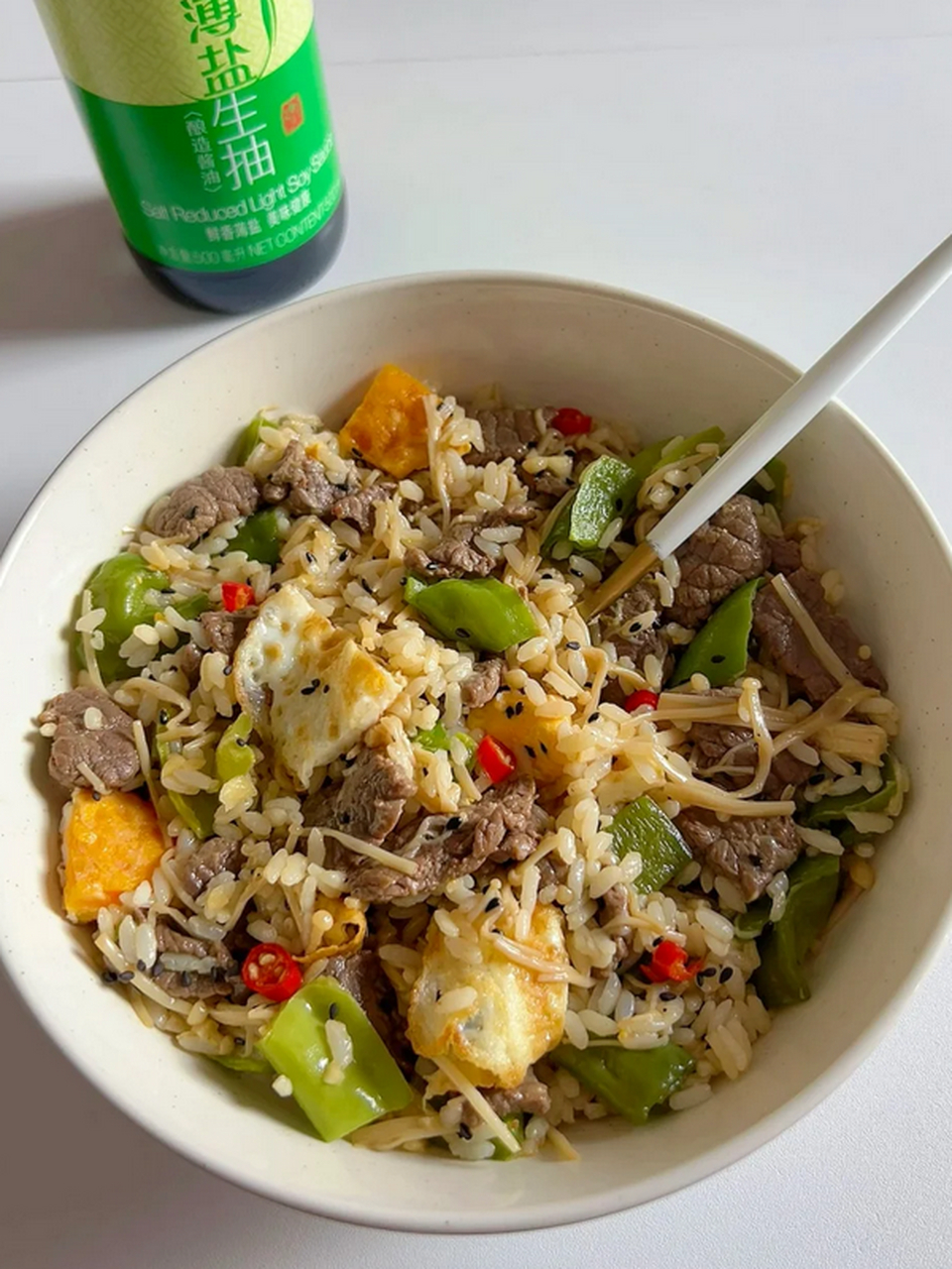 金针菇青椒牛肉拌饭:一道色香味俱全的快捷美食  准备材料:新鲜的金针