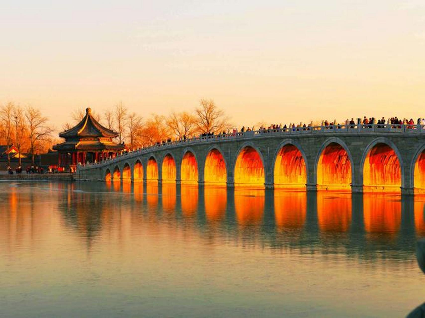 冬至时,北京颐和园的十七孔桥会出现"金光穿洞"的奇景,阳光穿过桥洞洒