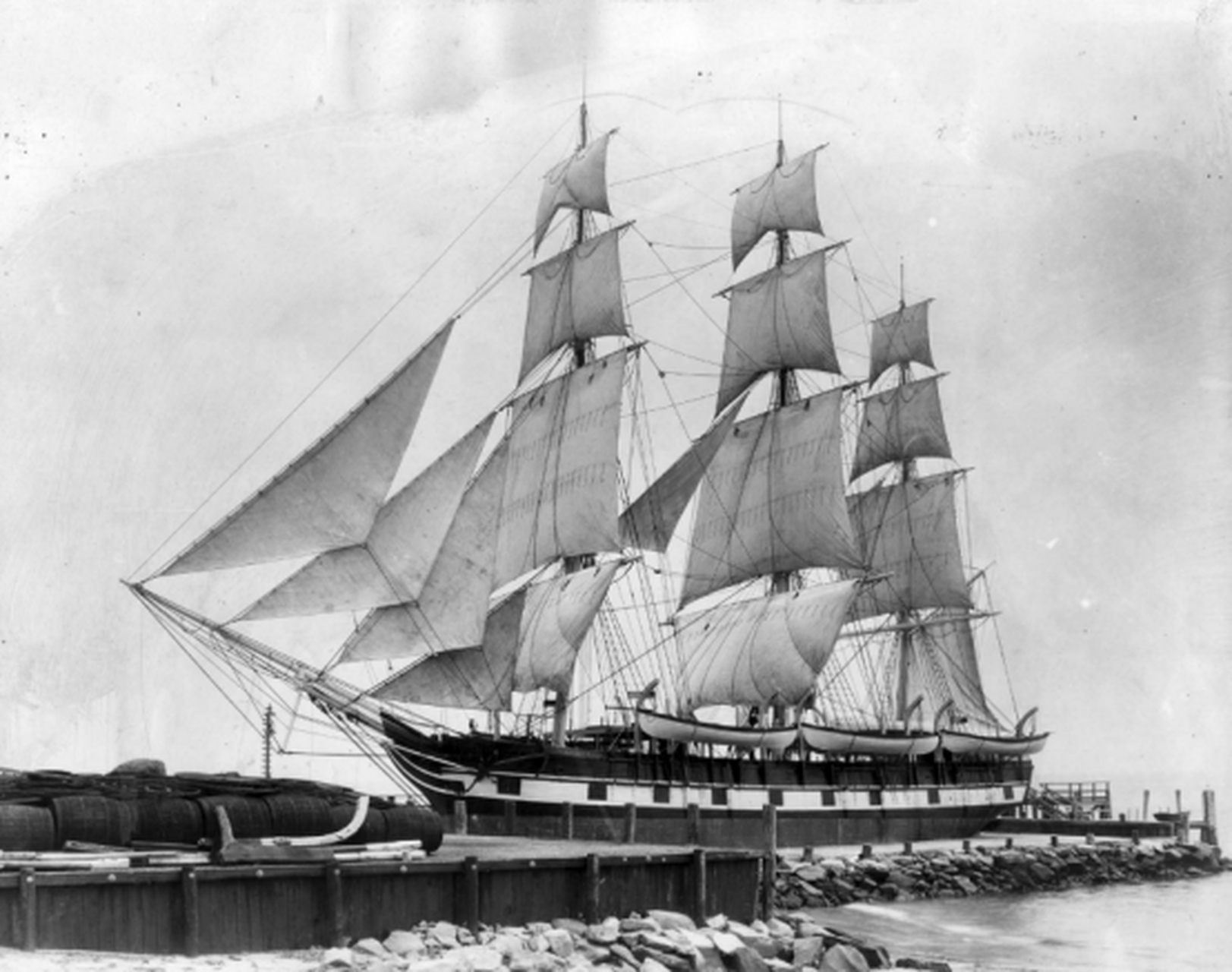 1851年,美国一艘捕鲸船,在南太平洋斩杀了一条30米长的蛇形巨兽,船长