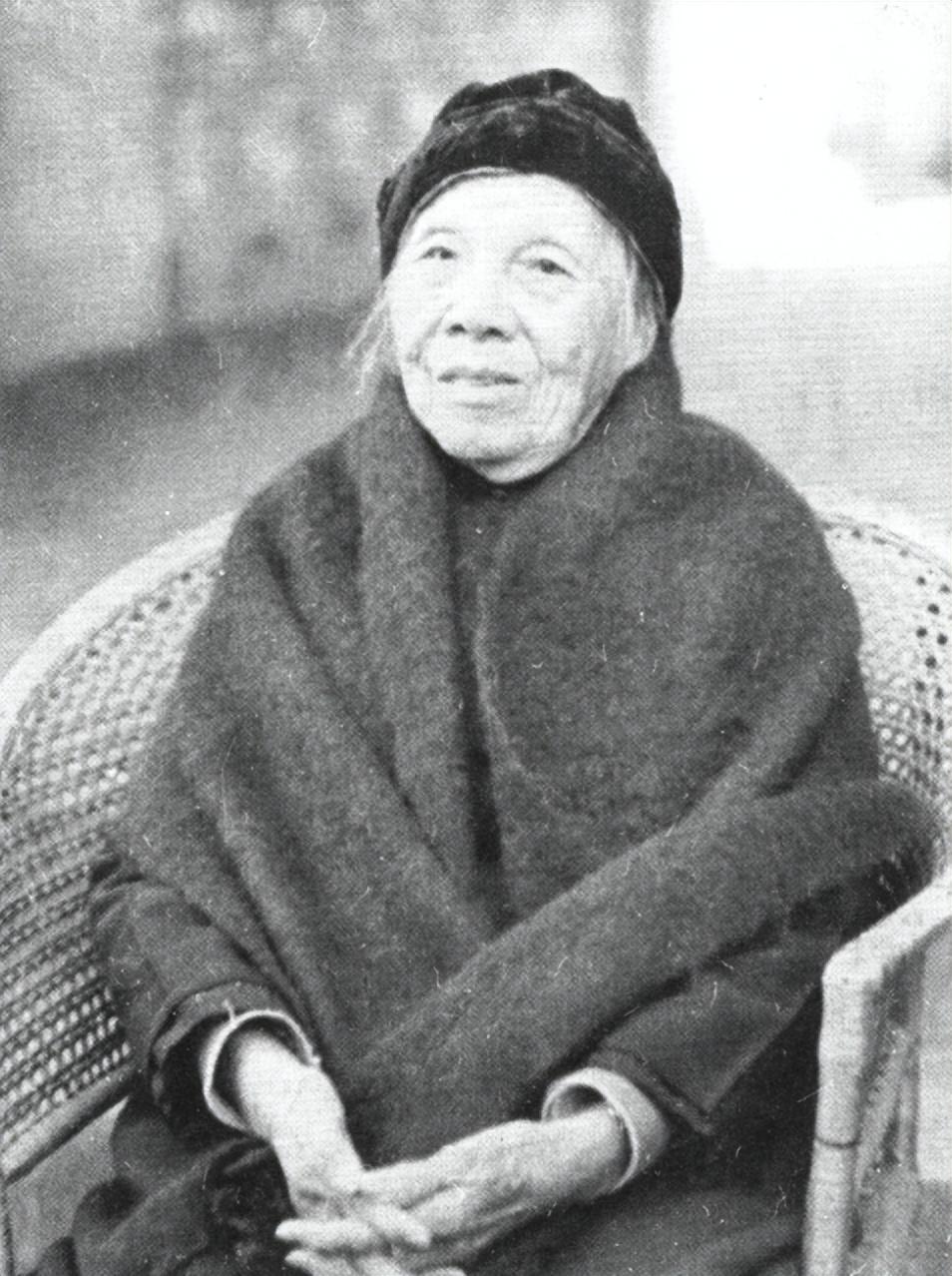 73年,一女子探望李宗仁原配,侄媳告诉李秀文:她就是姑爹的夫人