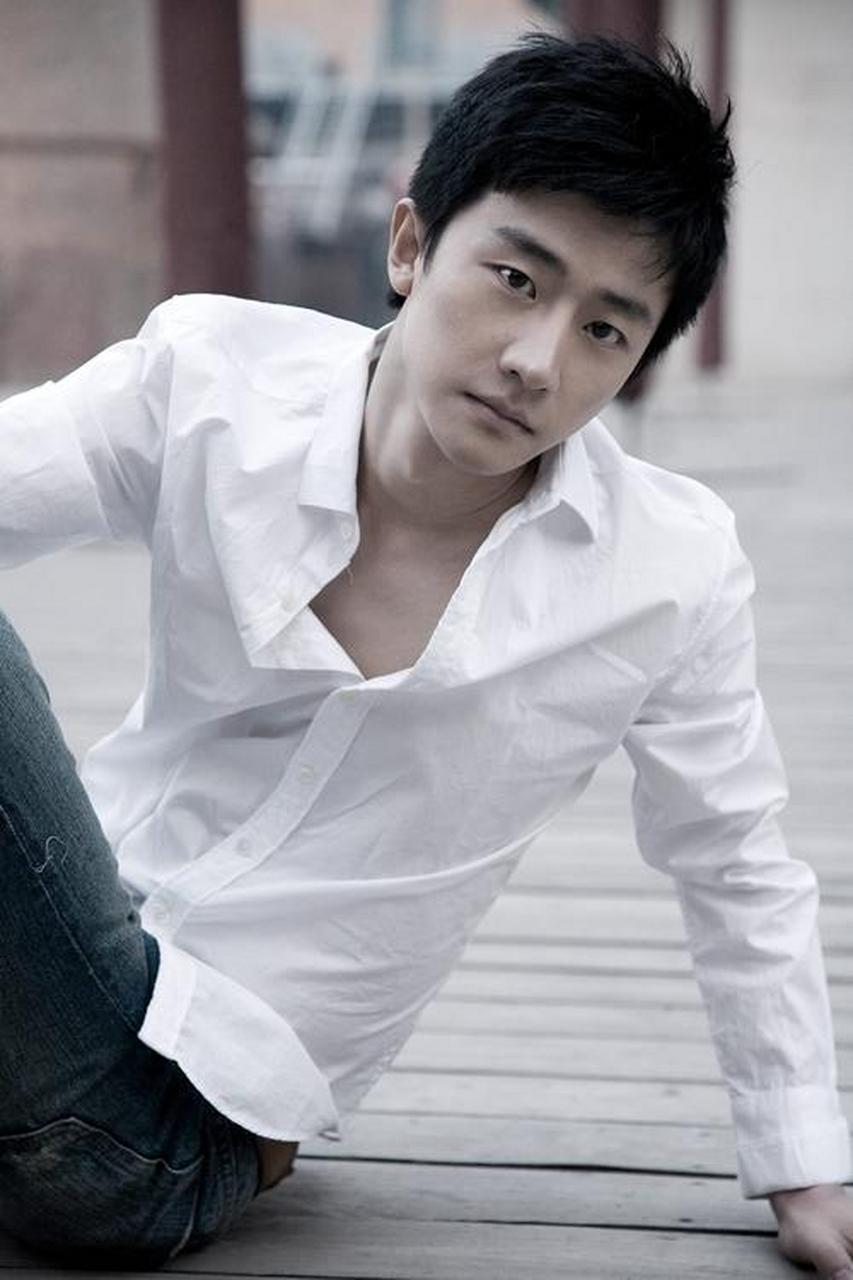 黄轩以其独特的魅力和精湛的演技赢得了观众的喜爱.