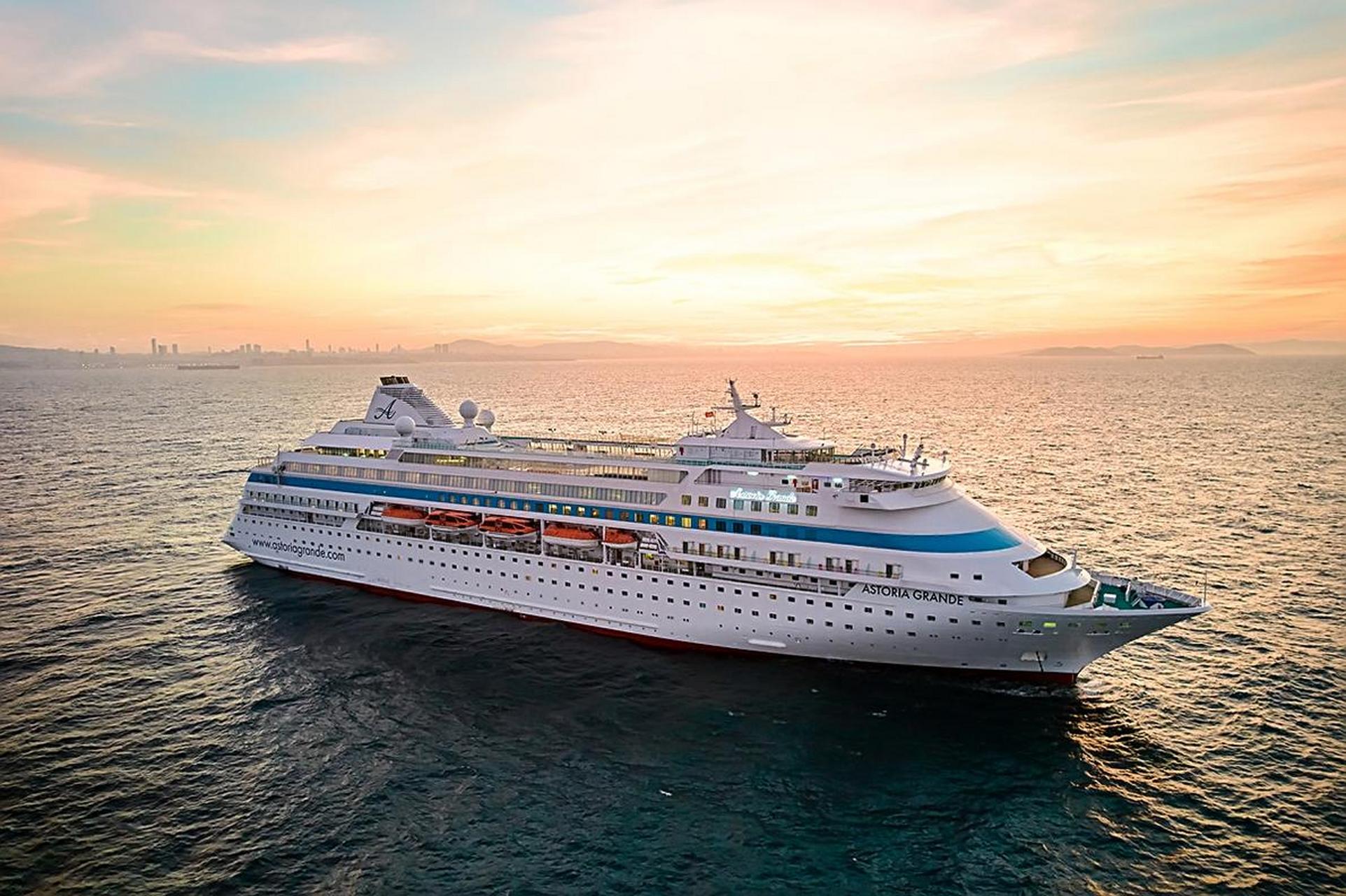 最近,俄罗斯索契海边出现了海市蜃楼,一艘白色的大轮船和一艘小船仿佛