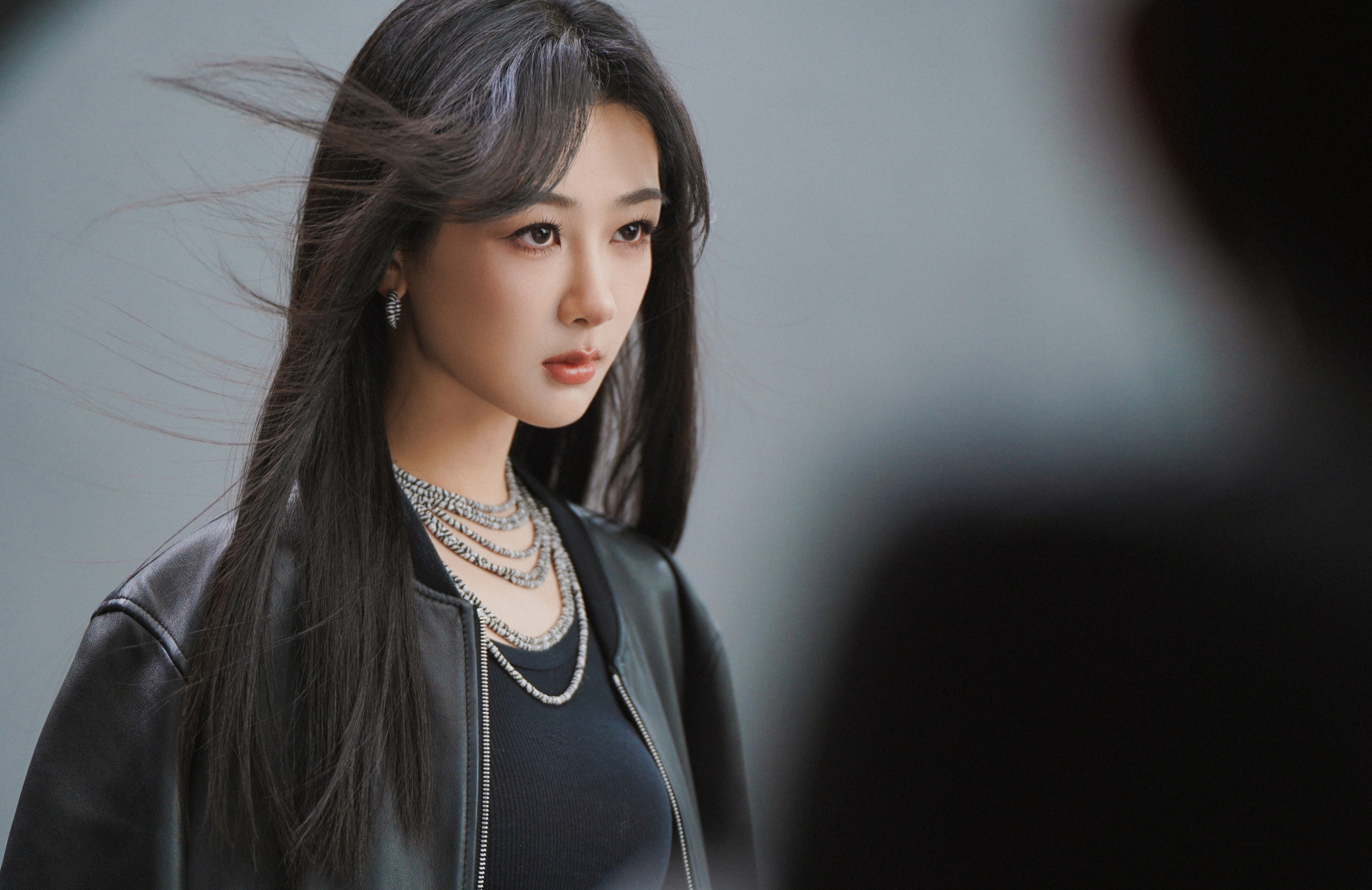 杨紫的时尚感越来越强了,黑色皮衣配长直发,气质清冷,又美又飒!