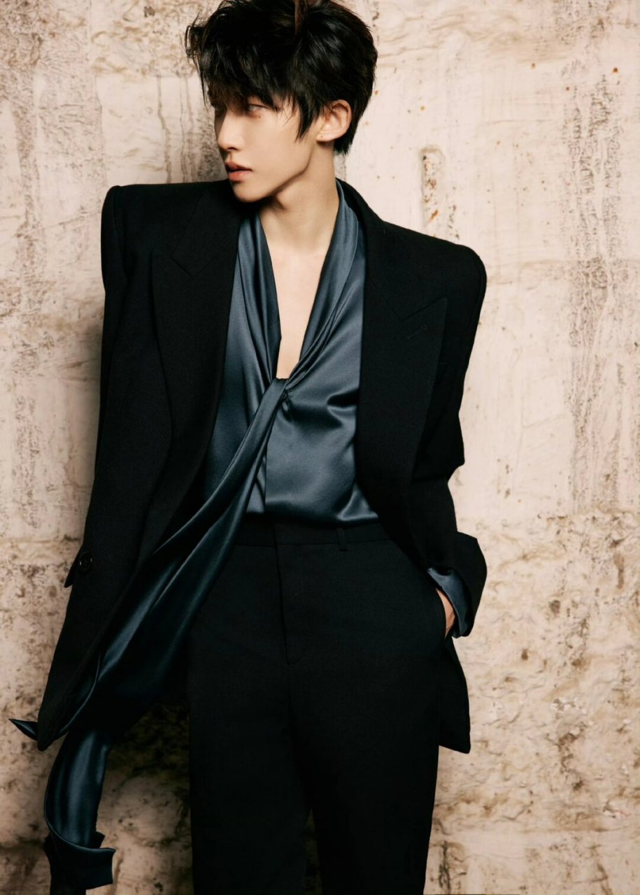 深蓝丝带西装好帅好欲  黑色西装内搭长绸衬衣,展现出精厉的眼神,一