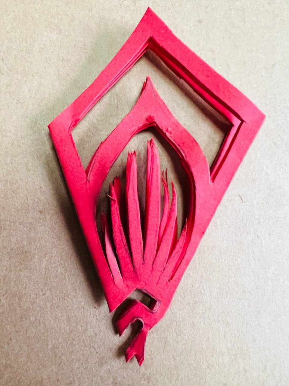 剪刀 刻刀 折法:  将正方形纸对角折三次,形成四折的折纸