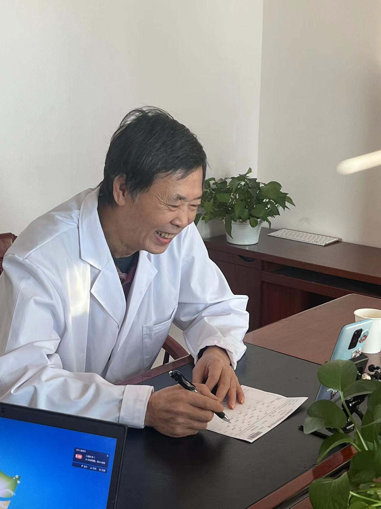 答案很简单,大家好,我是中国中医科学院广安门医院眼科主任医师刘雅