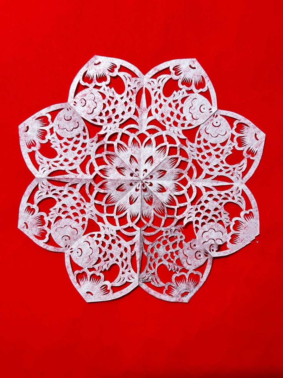 41/100连年有余团花剪纸  这款连年有余团花剪纸设计精美,内层包含