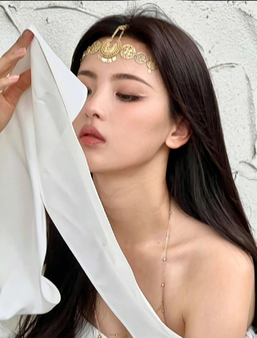 杨超越是不是中了基因彩票 这个面部平整度,这个小头小脸,真标准建模