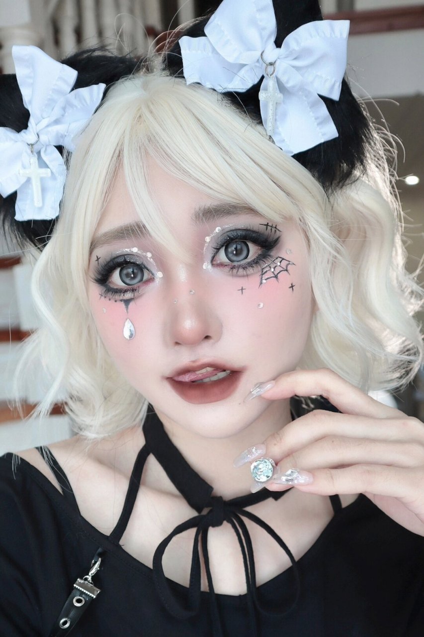 万圣节妆容 暗黑小猫  让我们先从一个简单的眼妆开始,以便进入万圣节