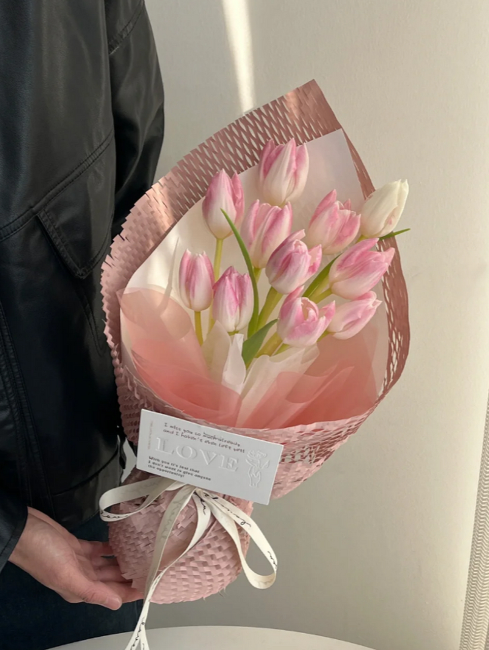 超级温柔的郁金香小花束 这款小花束以粉色的郁金香为主花材,搭配其他