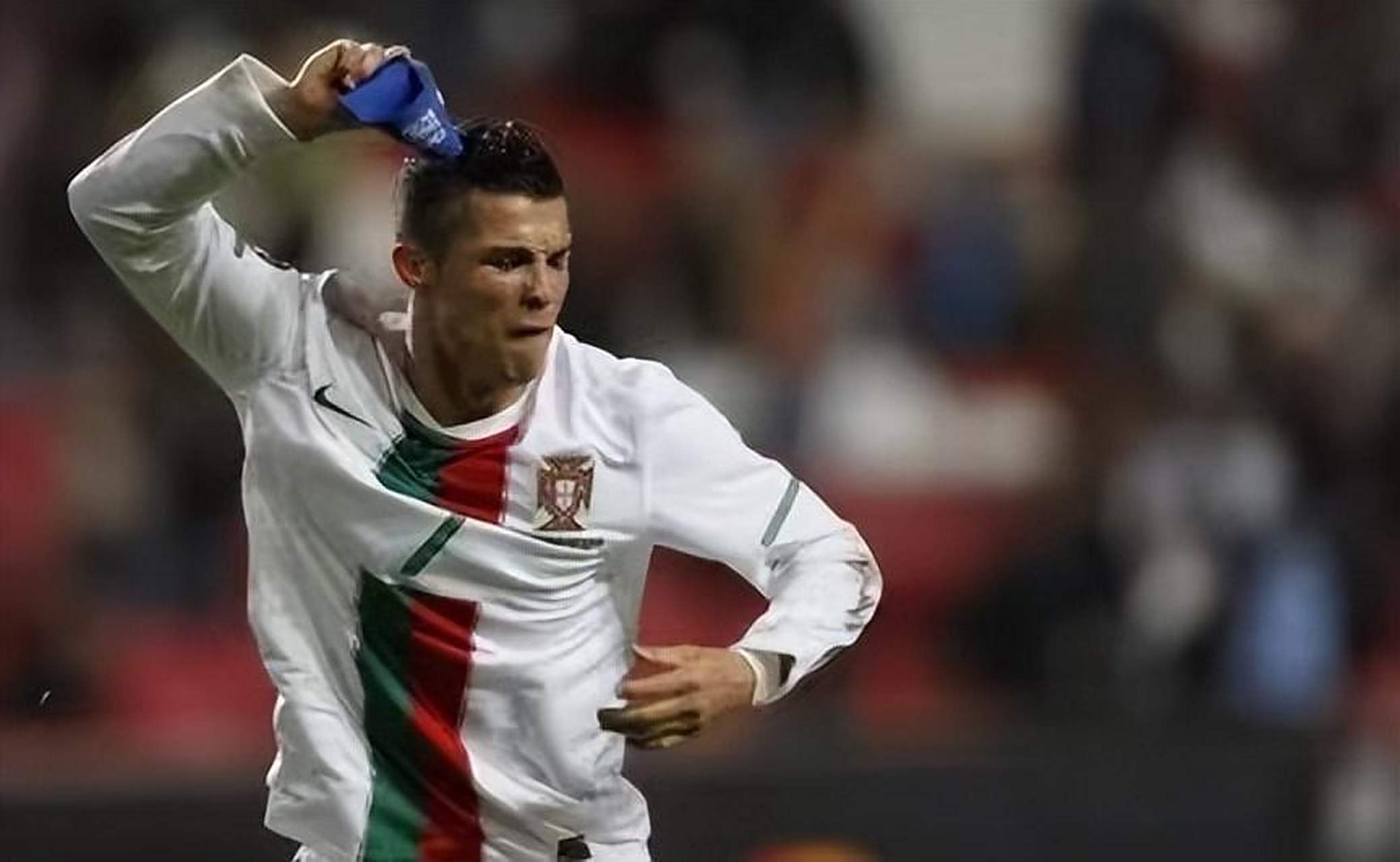 搜索"c罗队长袖标"  搜索结果为:"c罗摔队长袖标","c罗又摔队长袖标