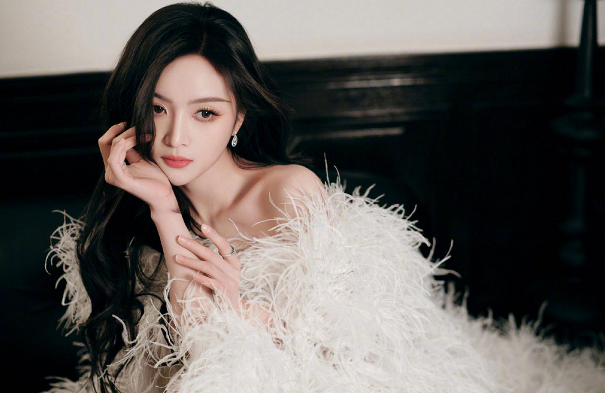 吴宣仪的长拖尾纯白羽毛裙,好仙好看.