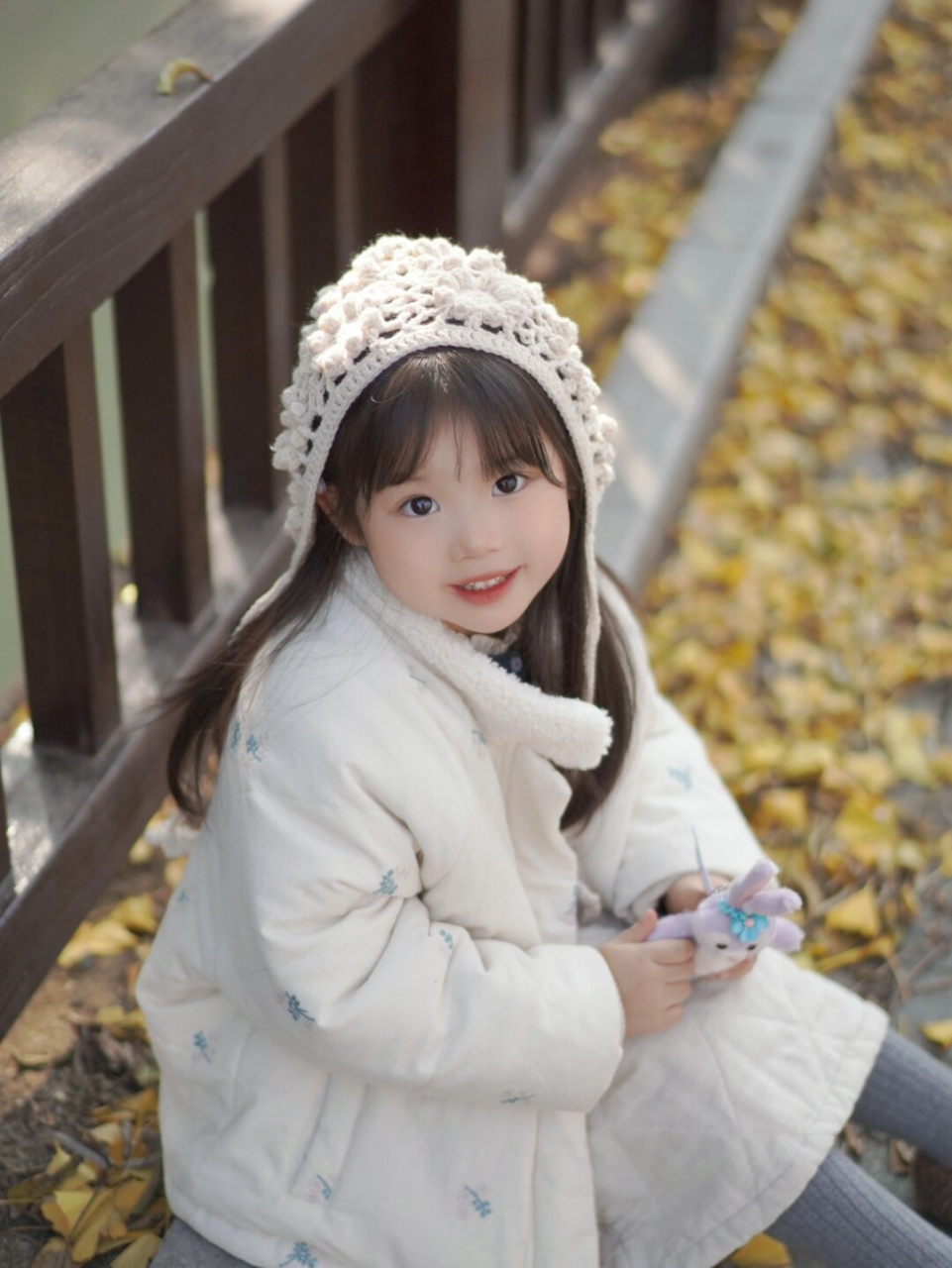 大眼睛宝宝  我的大眼睛宝贝,今天穿着这套白色穿搭,宛如一个美丽的