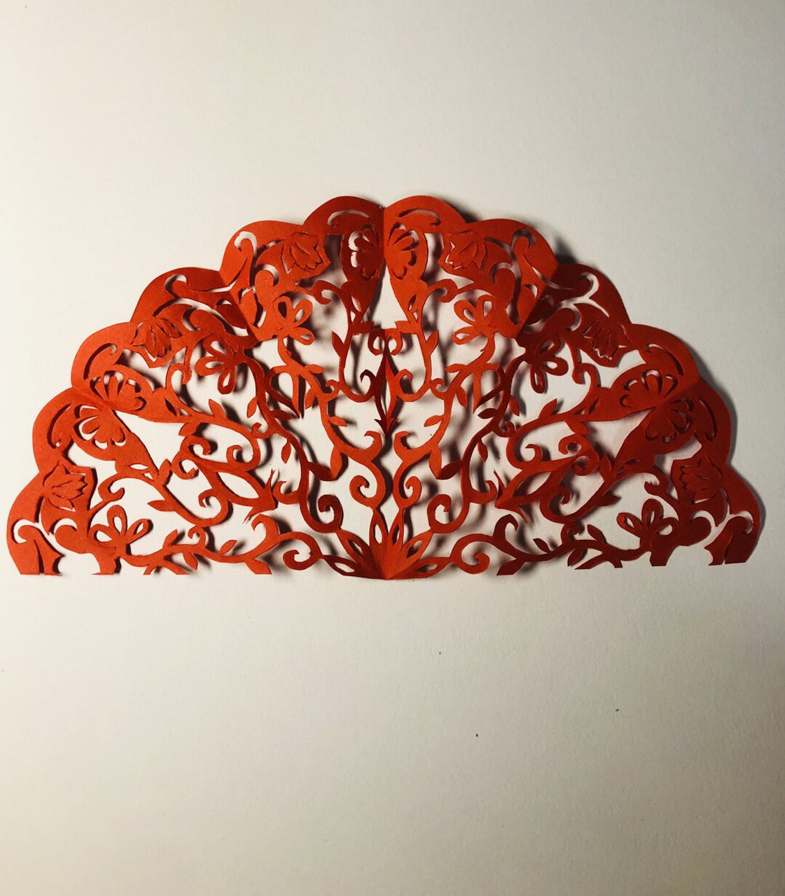 原创剪纸—藤蔓花开  我沉浸在电视剧《司藤》的世界里,被它的故事和