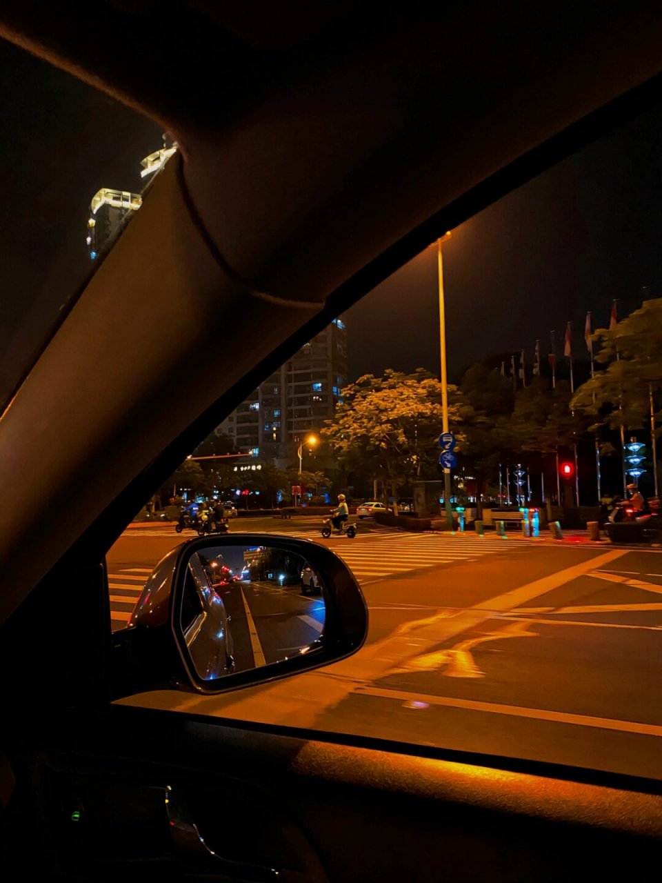 《原创》夜晚后视镜  月光洒在静谧的路面上,与车内的灯光在后视镜中