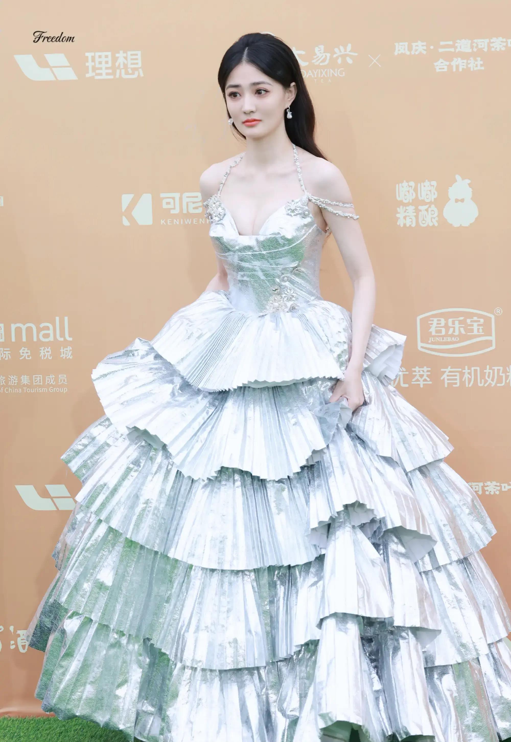 演员徐璐今日海南国际电影节红毯生图出炉啦!俏皮可爱又妩媚啊!